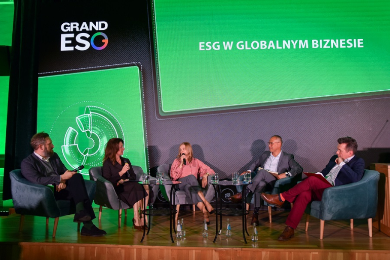 kilka osób siedzi na scenie podczas konferencji