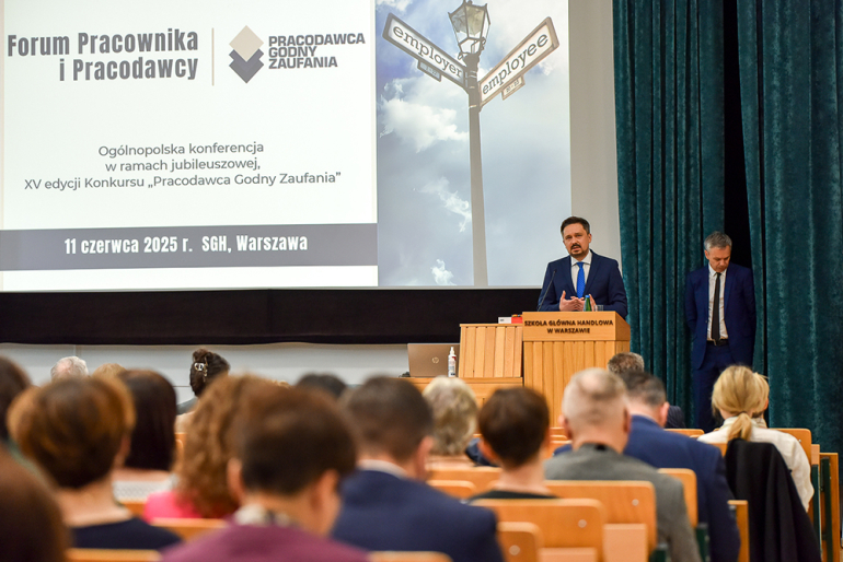 na zdjęciu sala wypełniona publicznością