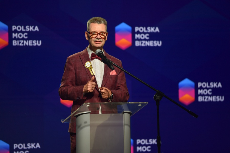 mężczyzna przemawia na kongresie