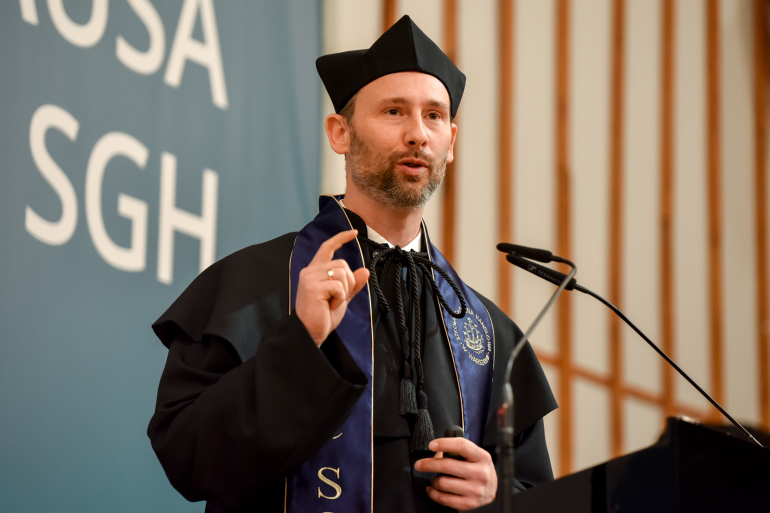 zdjęcie mężczyzny w todze na tle napisu SGH