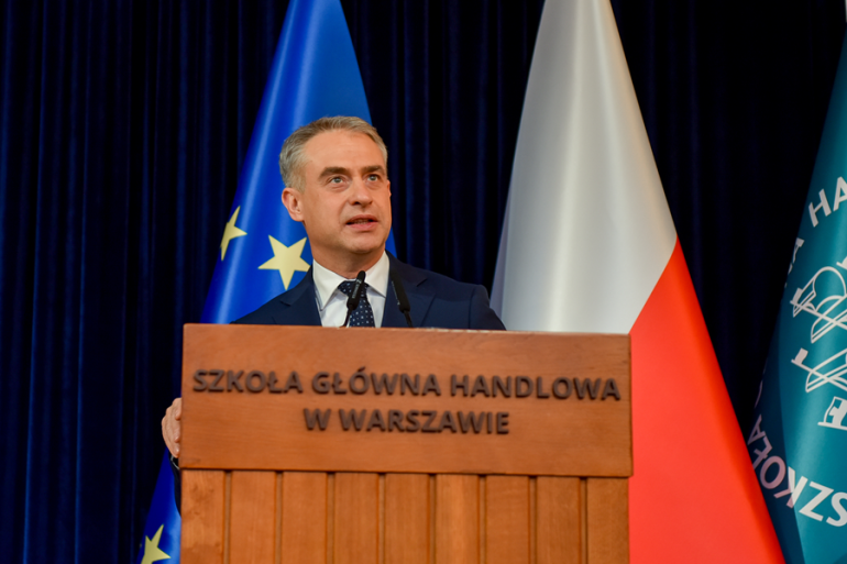 mężczyzna zabierający głos przy mównicy
