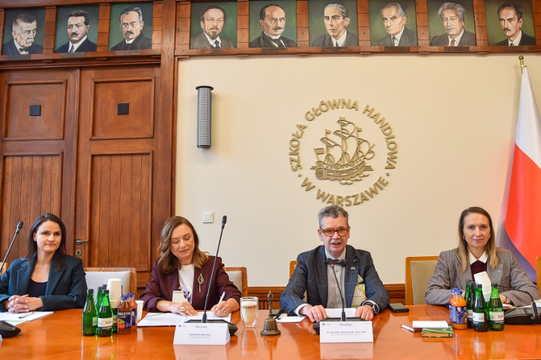 zdjęcie czworga osób za stołem prezydialnym