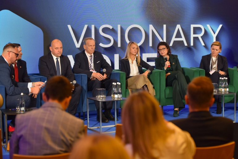 kilka osób rozmawia na panelu