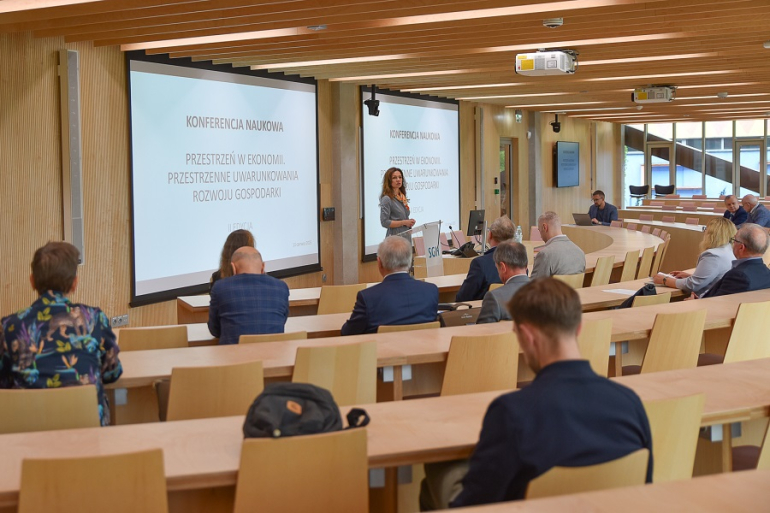 kilkanaście osób uczestniczy w konferencji naukowej