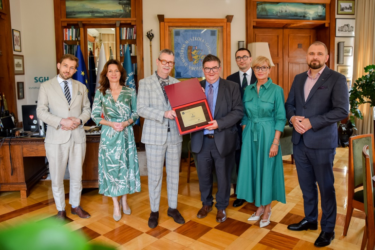 grupa osób pozuje do zdjęcia w gabinecie