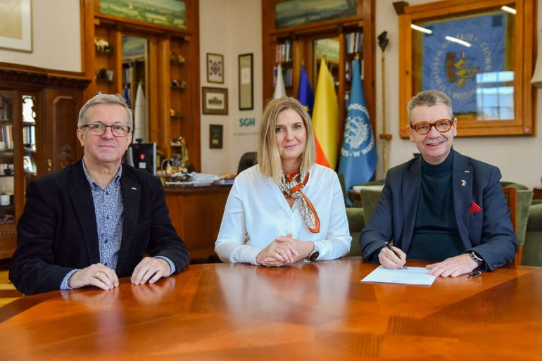 kobieta i dwóch mężczyzn po podpisaniu dokumentu