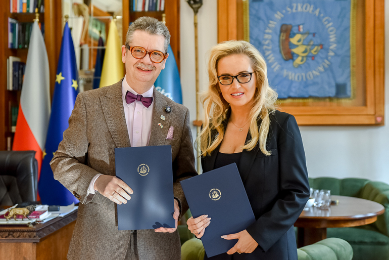 kobieta i mężczyzna w gabinecie po podpisaniu porozumienia