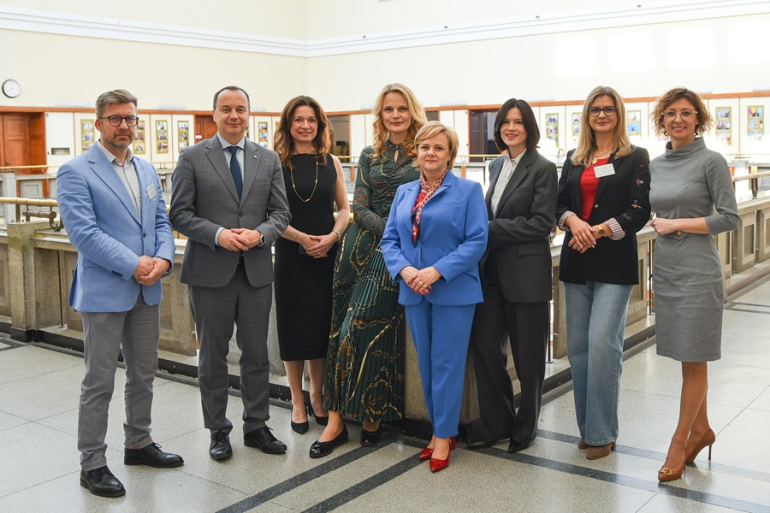 zdjęcie kilku osób na korytarzu