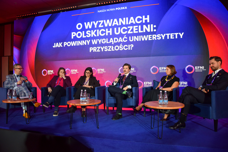 na zdjęciu kilku panelistów