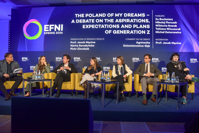 grupa uczestników panelu na zdjęciu