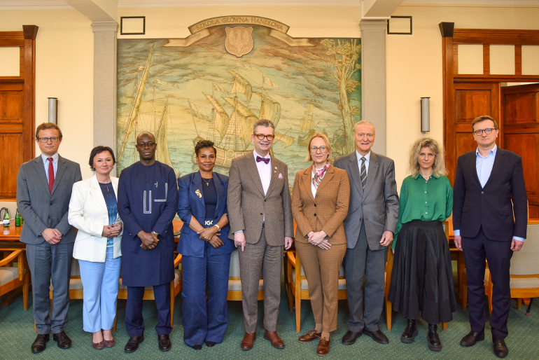 zdjęcie grupowe w sali konferencyjnej