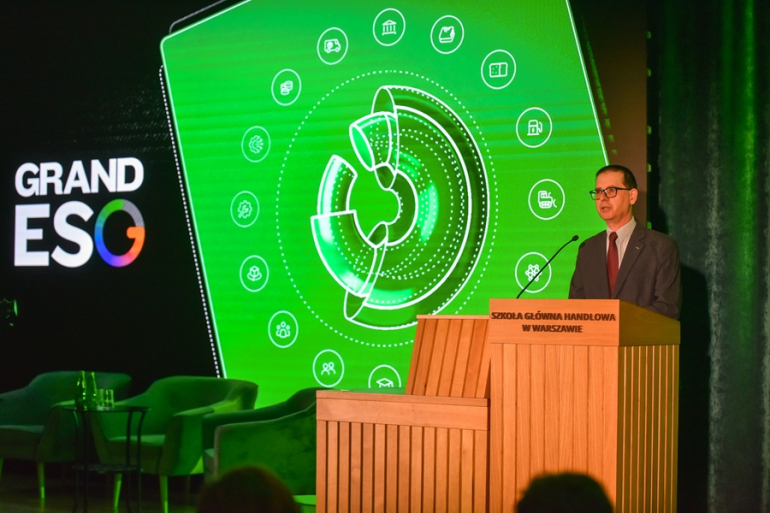 mężczyzna przemawiający podczas konferencji 