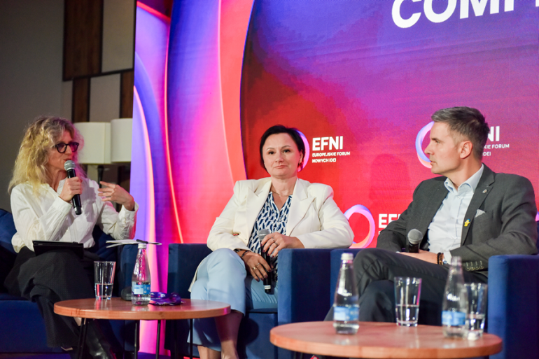 trzy osoby rozmawiają podczas panelu