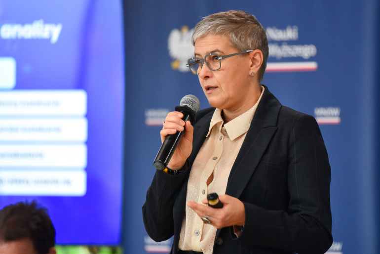 kobieta mówi do mikrofonu 