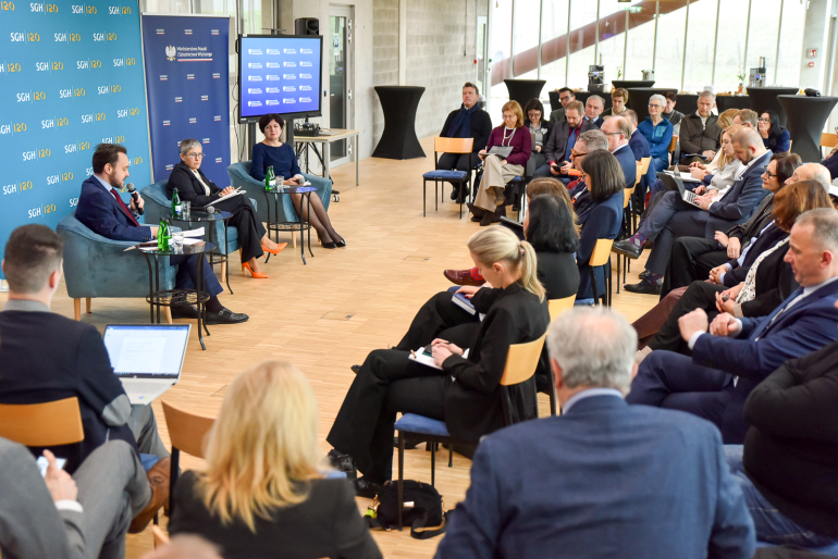 sala wykładowa wypełniona ludźmi 