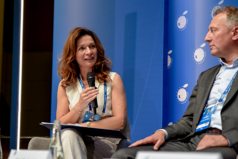 dwie osoby rozmawiają podczas panelu