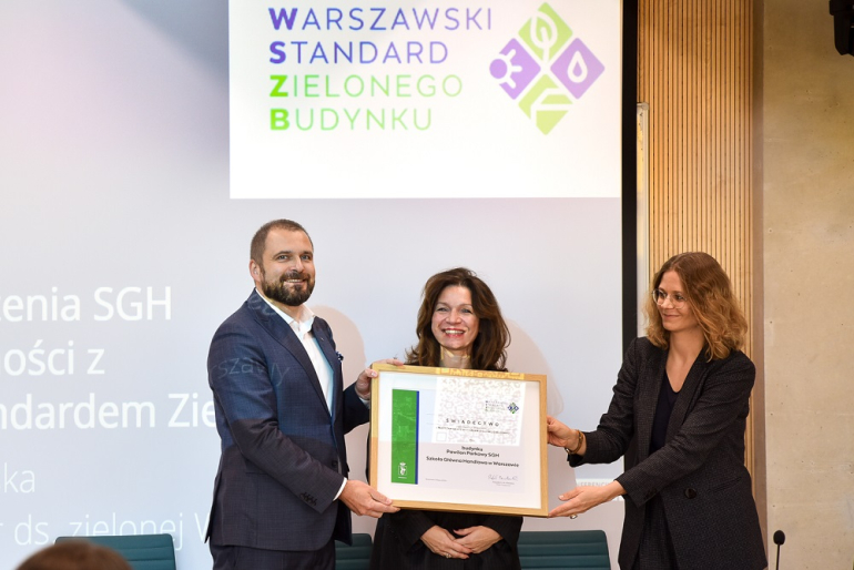 na zdjęciu trzy osoby trzymające nagrodę