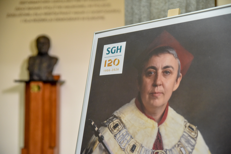 portret kobiety w todze rektorskiej, z tyłu popiersie