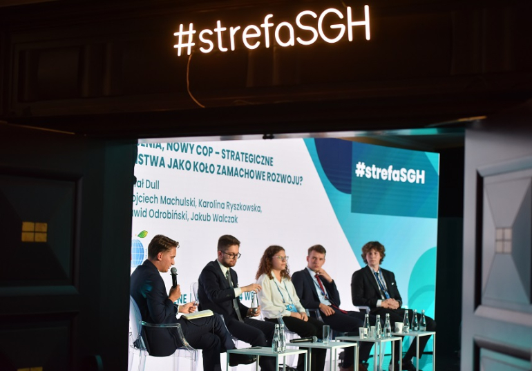 młodzi ludzie rozmawiają na panelu