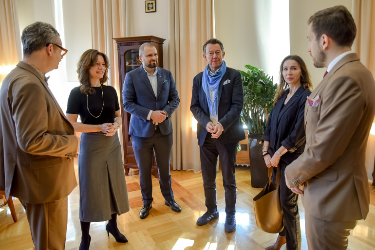 na zdjęciu kilka osób w gabinecie rektora