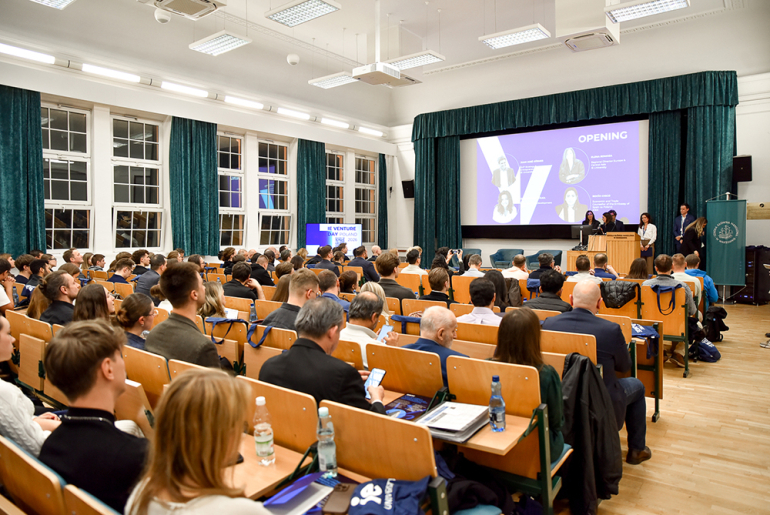 aula wypełniona ludźmi 