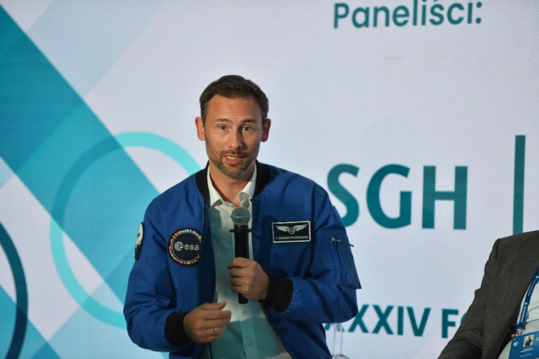 mężczyzna na panelu
