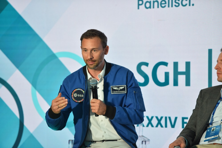 mężczyzna zabiera głos na panelu