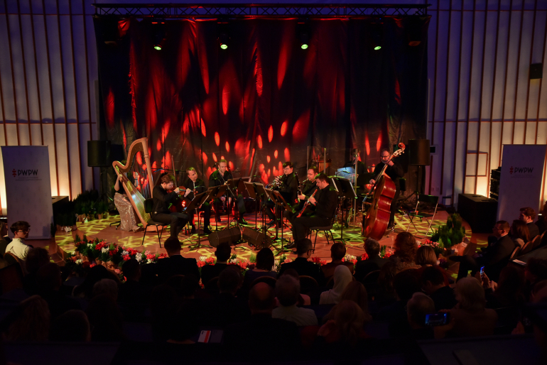 muzycy klasyczni na oświetlonej scenie