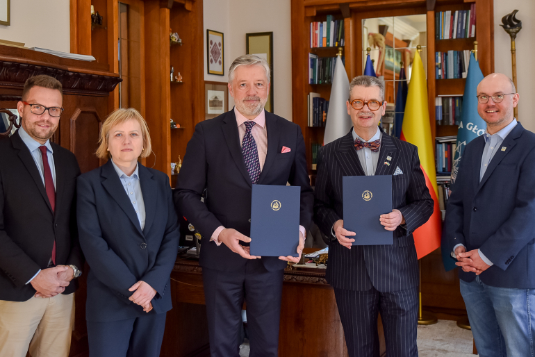 kilka osób stoi w gabinecie po podpisaniu dokumentów