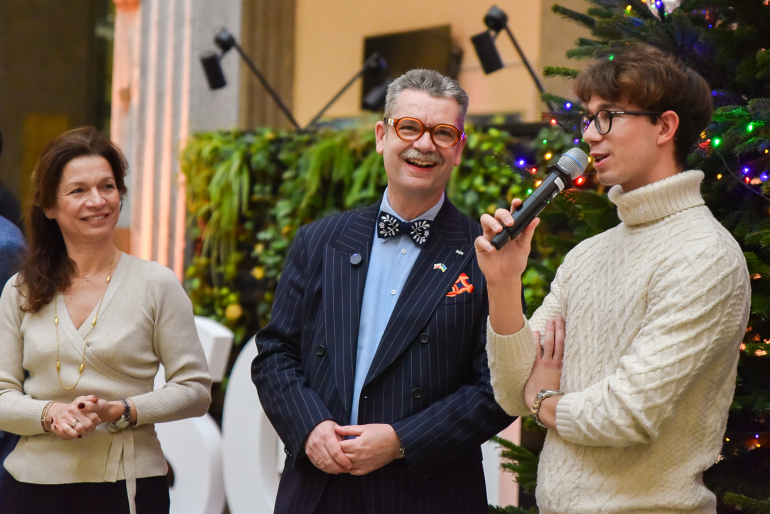 na zdjęciu dwóch mężczyzn i kobieta