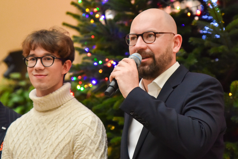 na zdjęciu dwóch mężczyzn