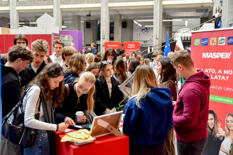 grupa studentów na targach pracy