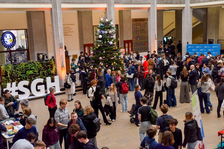 kilkadziesiąt osób ubiera choinkę na uczelni