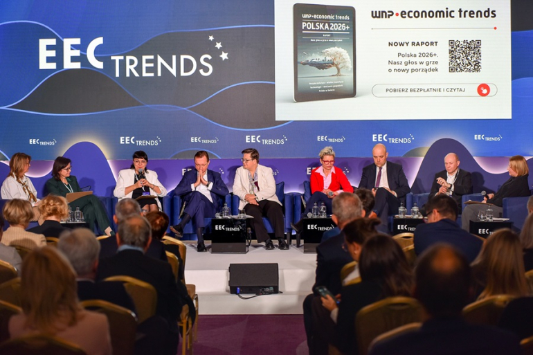 zdjęcie z konferencji - eksperci rozmawiają na panelu 