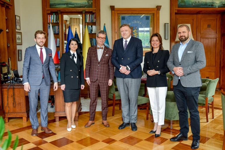 kilka osób pozuje do zdjęcia w gabinecie