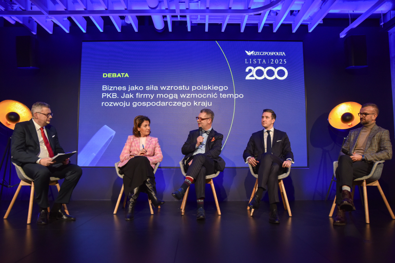 kilka osób dyskutuje na panelu