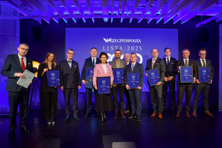 kilka osób stoi na scenie na gali