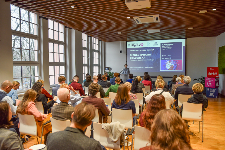 sala wykładowa pełna słuchaczy