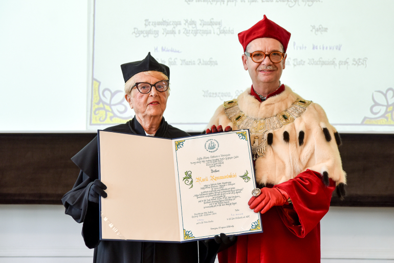 rektor i profesor odbierająca dyplom