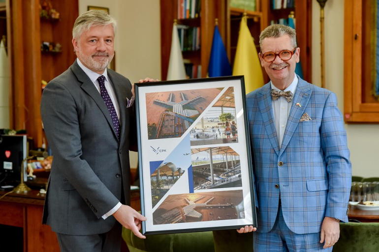 dwóch mężczyzn trzyma grafikę