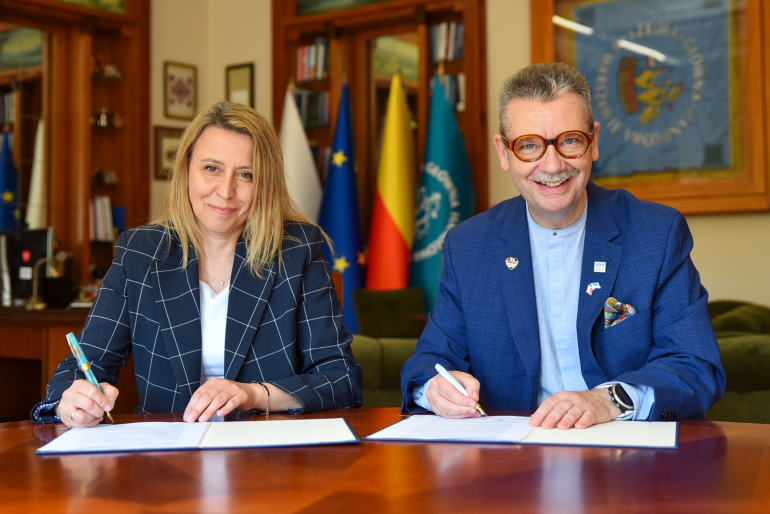 kobieta i mężczyzna podpisują porozumienie