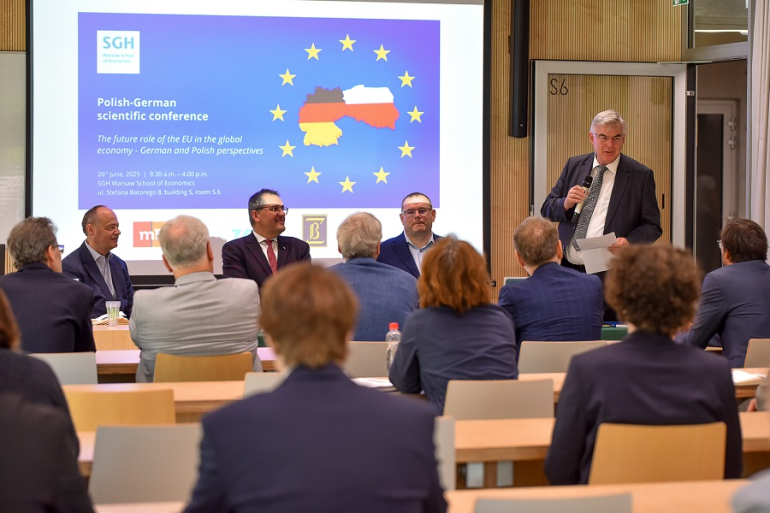 na zdjęciu kilkanaście osób biorących udział w konferencji