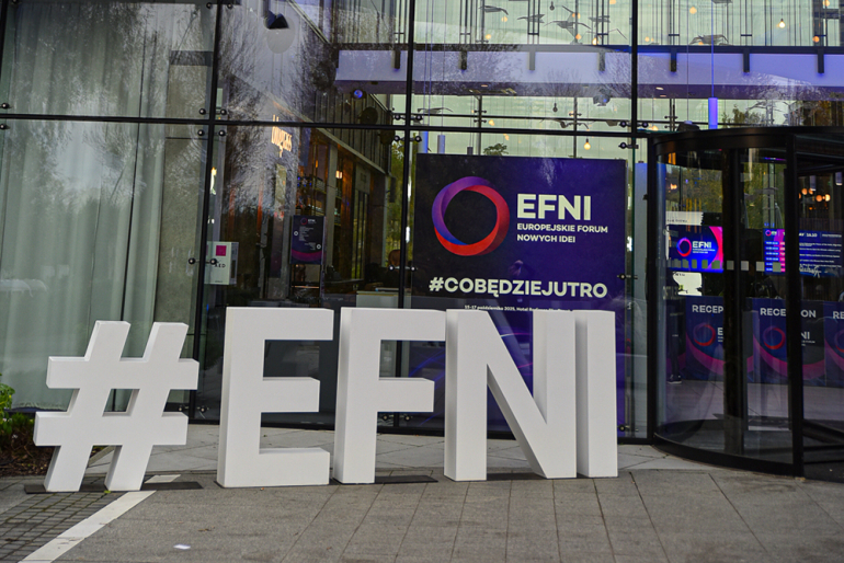 wejście do budynku ze stojącym dużym napisem #EFNI