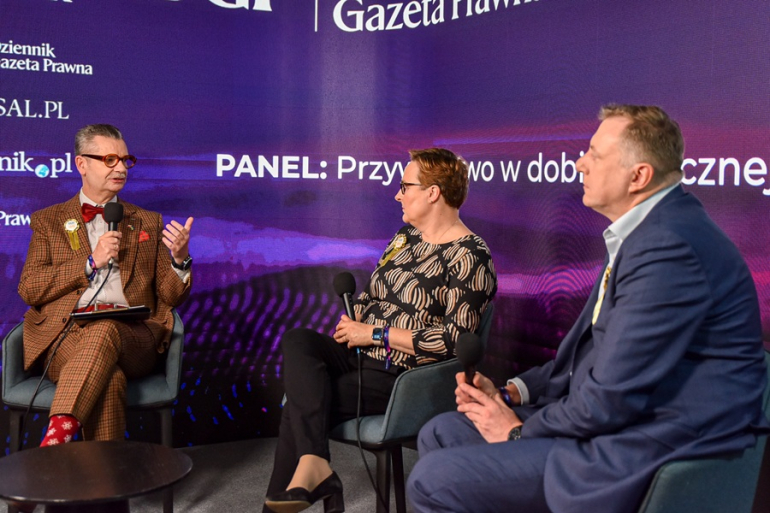 troje osób rozmawia w studiu