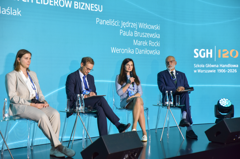 kilka osób rozmawia na panelu podczas konferencji
