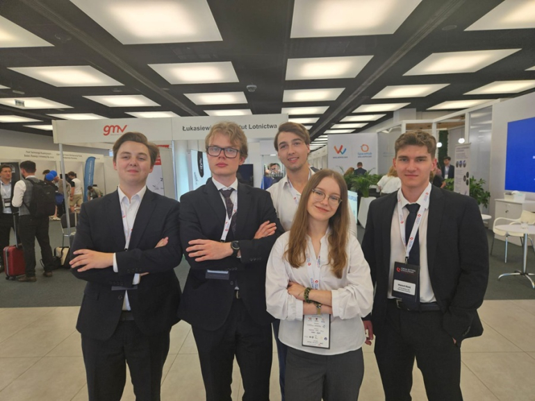 pięcioro studentów pozuje do zdjęcia