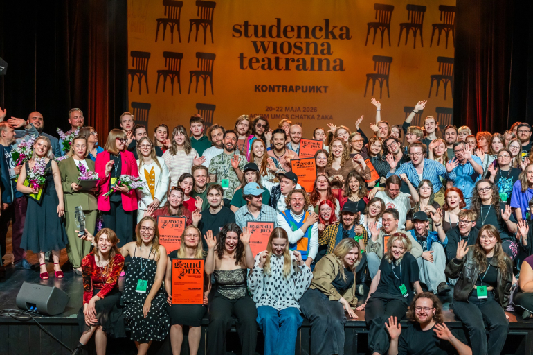 duża grupa studentów aktorów na scenie po rozdaniu nagród