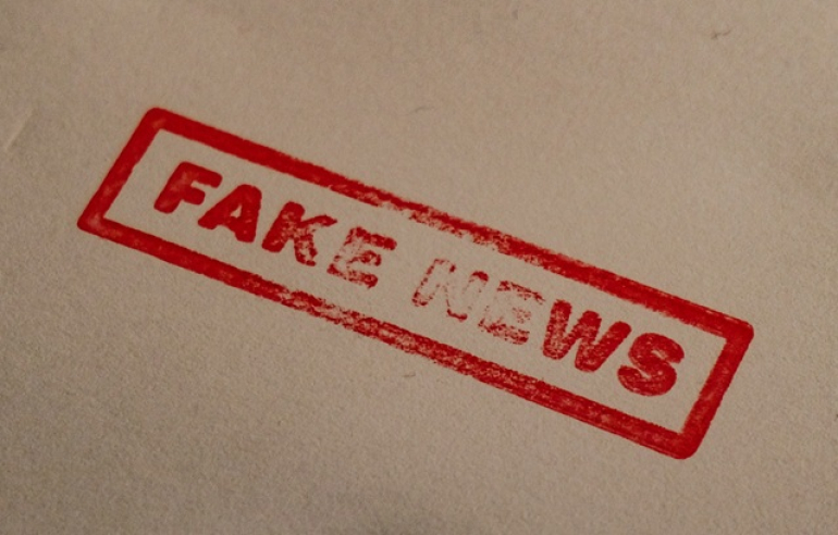 na szarym tle czerwony napis "fakenews"