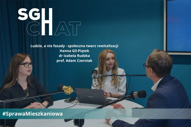 trzech rozmówców w studiu podcastów