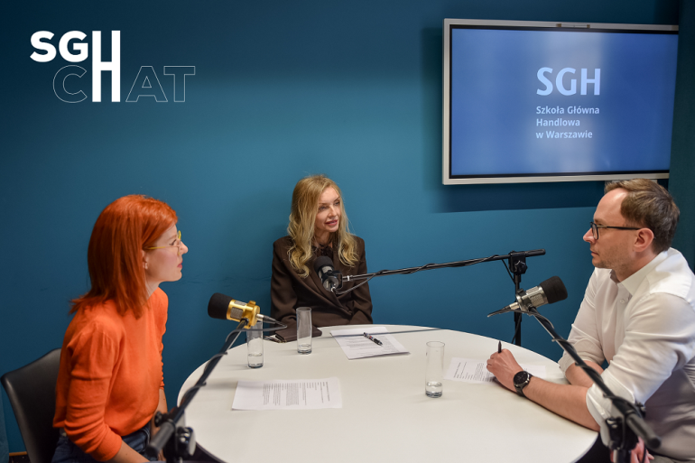 osoby rozmawiające przy mikrofonach, nagranie podcastu